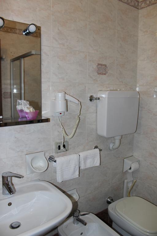 Albergo Napoleone SantʼAmbrogio di Valpolicella Exteriör bild